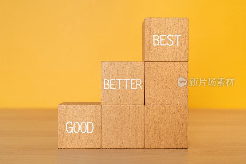 带有“GOOD BETTER BEST”概念文本的木块。